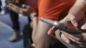 Pedepse pentru elevii din România. Ce pățesc cei care folosesc telefonul mobil în timpul orelor