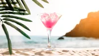 Nu e o glumă! Cât costă un cocktail sau o limonadă pe plaja campingului Golden Beach din Thassos