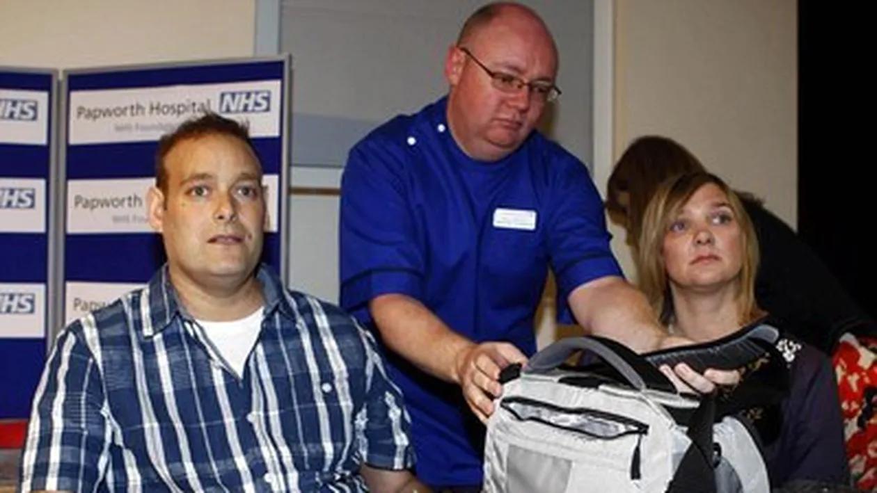  O britanică îşi cară inima într-un rucsac oriunde ar merge! Imaginile fac înconjurul lumii