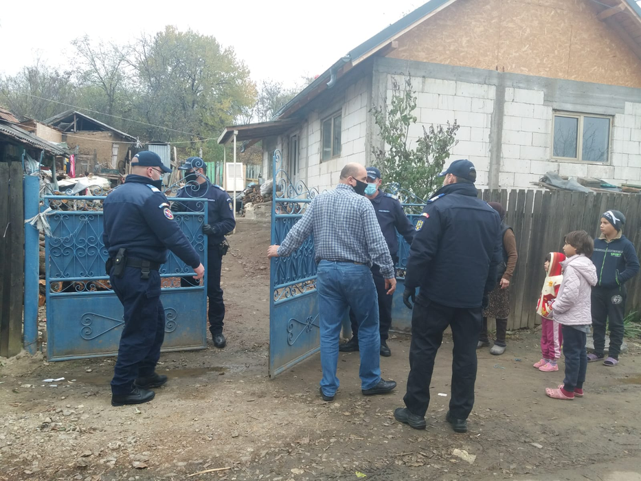 Străbunica și cei trei copilași au fost ajutați de jandarmi cu o sobă și lemne de foc