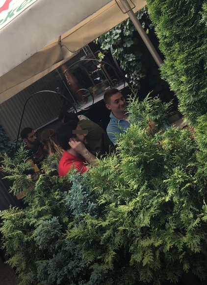 "Prinţişorul vinului", alături de un apropiat, la o terasă din zona Floreasca a Capitalei