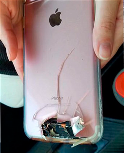 Femeia şi-a scos telefonul după ce a fost blocată în masacrul din Las Vegas. A rămas şocată când a văzut că iPhone-ul încasase un glonte în locul ei