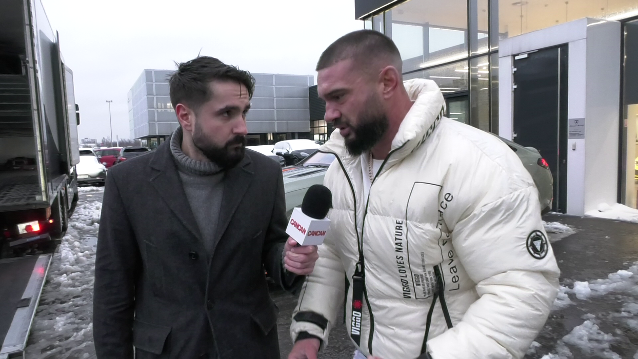Dorian Popa: "Am zis că se duce, când am filmat, eram dezbrăcat complet. Așa suntem noi, handicapați. I-am zis lui nenea «hai, coboar-o!», ca să filmăm coborârea. Am zis «și dezbrăcat, pe vremea asta și cu 300.000 € dați de pământ, nu se poate!». Și nu s-a dat de pământ!" (Foto: captură video)