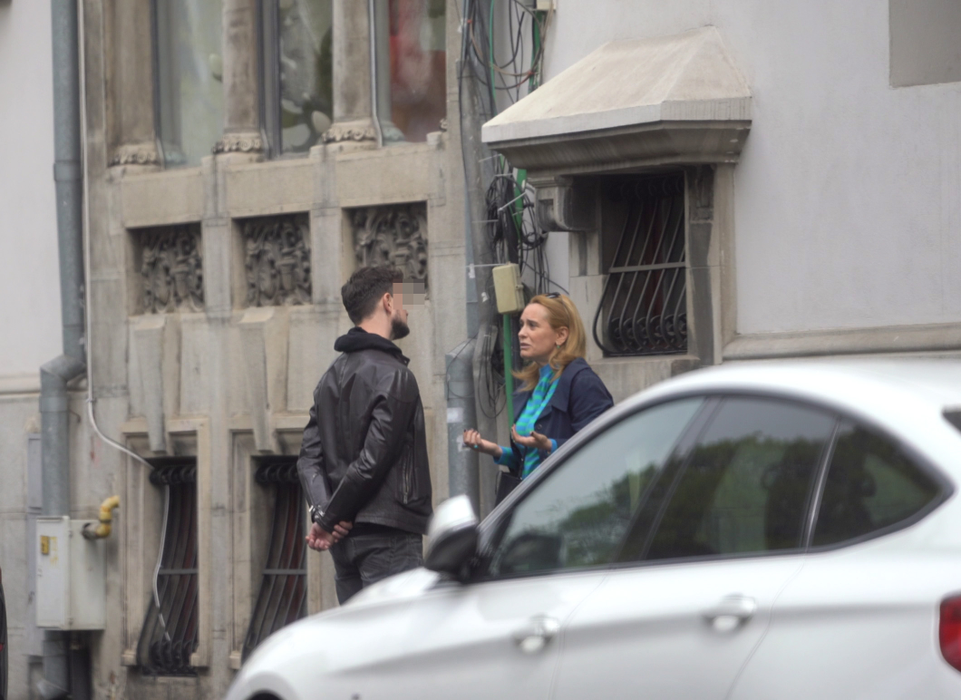 Andreea Esca gesticulează în compania lui "Puștiulică" (Foto: CANCAN.RO)