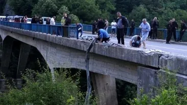 Ce spune directorul agenţiei de turism care a organizat circuitul: În autocarul prăbuşit erau 47 de români, între care un minor