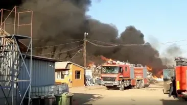 Incendiu puternic la un depozit de materiale reciclabile, la ieșirea din Buzău. Locuitorii, avertizați prin RO-ALERT