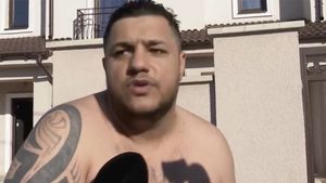 Alin Borcan, cu pușca în mână în fața casei, după percheziții. Ce a început să strige la reporteri: "Au venit nişte hoţi cu cagule pe faţă şi...”