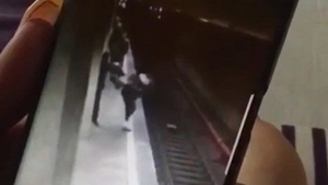 Tatăl primei victime de la metrou, care s-a salvat ca prin minune: „Cei de la 112 sunt inconştienţi! M-au trimis să fac eu investigaţii ca părinte. Este posibil aşa ceva?”