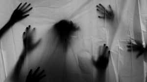 O femeie a descoperit o cameră secretă, în casa pe care doar ce o cumpărase. Ce a văzut este demn de filmele cu fantome. VIDEO