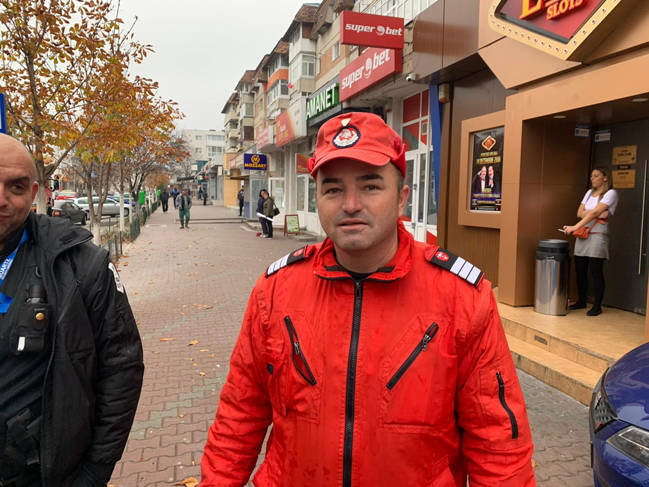 VIDEO. Lecție de omenie din partea unui pompier din Mioveni, aflat în timpul liber. A salvat o mașină care luase foc pe stradă