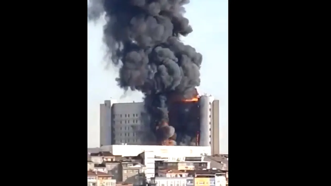 Incendiu de amploare în Istanbul! Flăcările ard pe mai multe etaje ale unui spital