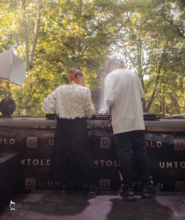 Andreea Esca a schimbat pupitrul ştirilor cu cel de la Untold! Vedeta de la ProTV a făcut show