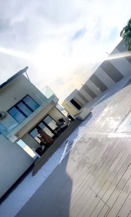 Râzi cu lacrimi! Ce comentariu i-a lăsat Codin Maticiuc lui Dorian Popa, după ce acesta s-a pozat în piscină de parcă merge pe apă ca Iisus! Răspunsul savuros al cântărețului