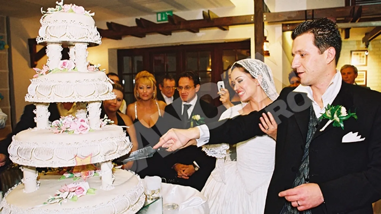 Cum a fost la nunta lor? Andi Moisescu i-a cantat Oliviei Steer si i-a pregatit un tort spectaculos! Vezi aici fotografii