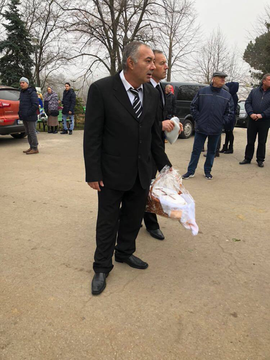 A fost adusă coliva care va fi împărţită celor prezenţi la înmormântare