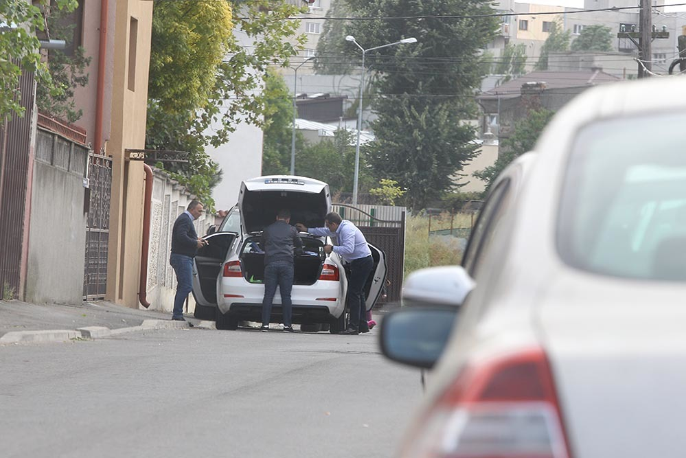 Mutu ajută la aranjarea pantalonilor