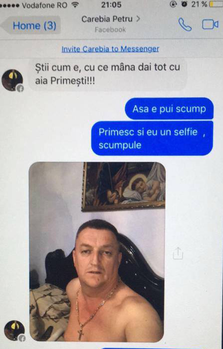 Petru Carebia s-a pozat în ipostaze intime.