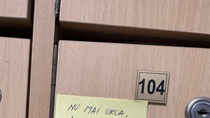 Exasperat de urletele nocturne ale vecinei, un bărbat din Cluj i-a lipit un bilețel pe căsuța poștală. Ce i-a scris