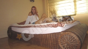 Vedetele isi decoreaza casele dupa cele mai bizare fantezii: Dana Savuica doarme intr-o canoe "furata" de la Claudia Schiffer!!!