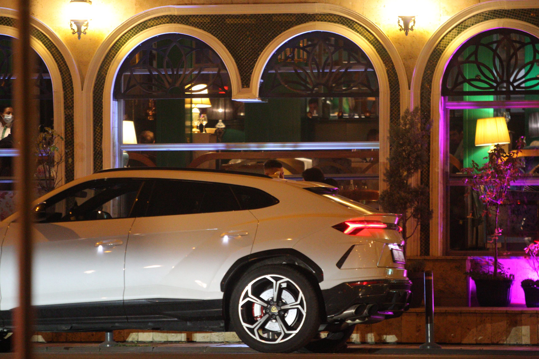 Adiță conduce un Lamborghini Urus în valoare de peste 400 de mii de euro