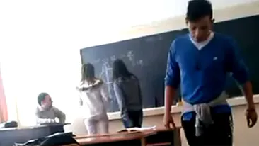 VIDEO N-o sa-ti vina sa crezi ce face un elev din Romania in timp ce proful de mate le asculta la tabla pe doua colege de-ale lui