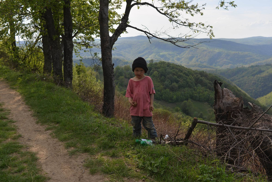 EMOŢIONANT! Un copil din Caraş Severin care păzea oile, a izbucnit în plâns când a văzut dulciuri