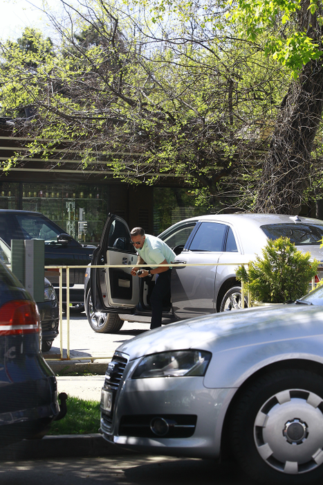 Reghe s-a respectat: pe lângă ceasul de 55.000 de euro pe care l-a purtat, a coborât şi dintr-un splendid Rolls-Royce