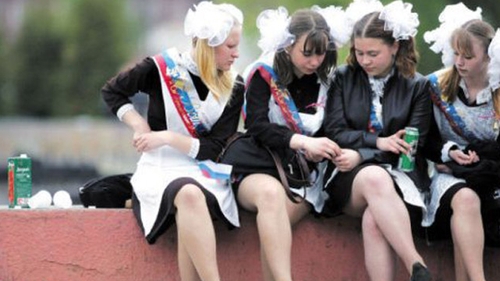 Asa se distreaza elevele din Rusia in ziua absolvirii! Isi arata chilotii si beau pe strada