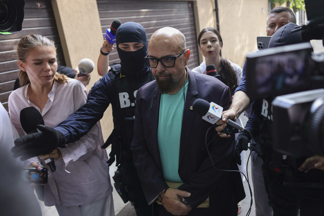 Piedone, vizitat de DNA! Sursa foto Inquam Octav Ganea