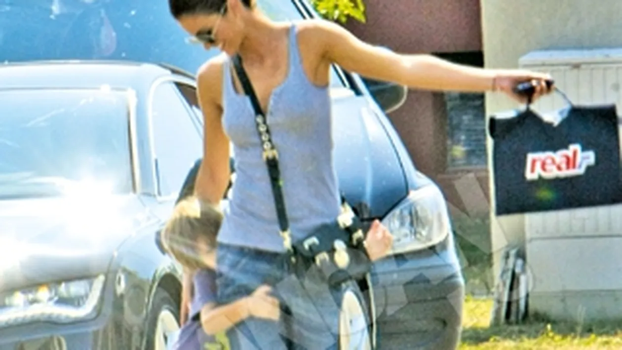 Sanii Geaninei Varga reactioneaza la privirile celor din jur! Uite-o cu sfarcurile la vedere, pe strada!