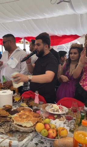 Imagini colosale! Tzancă Uraganu` cântă la o nuntă de minori! Mirele are 9 ani, mireasa, 17! S-a întâmplat la Strehaia