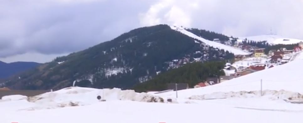 Iarnă în aprilie! Strat de zăpadă de 20 cm în România. Meteorologii anunță ploi torențiale și ninsori