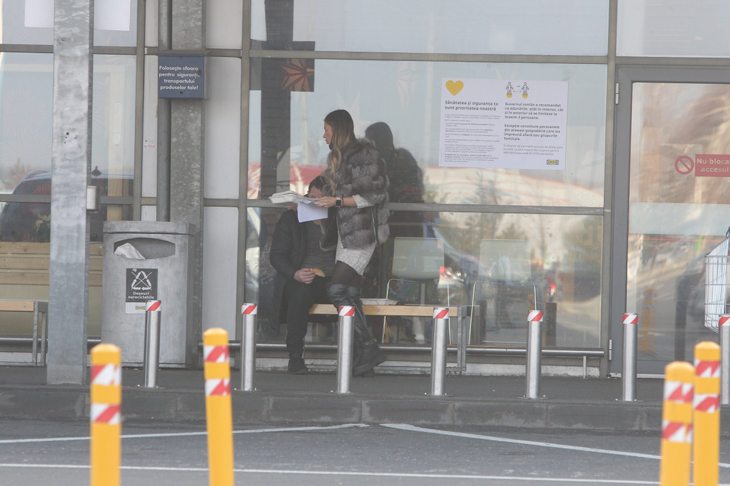 Andrei și Grațiela Duban înfulecă hotdog pe o bancă, la Ikea