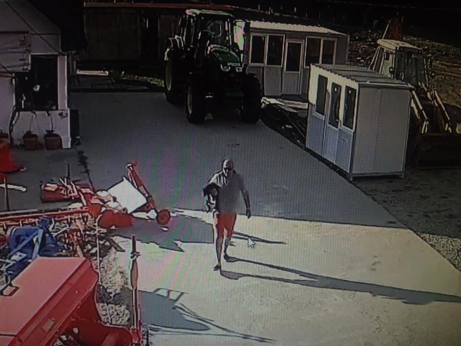 Păgubiții speră ca bărbatul care a plecat cu câinele lor să fie recunoscut și dat pe mâna poliției