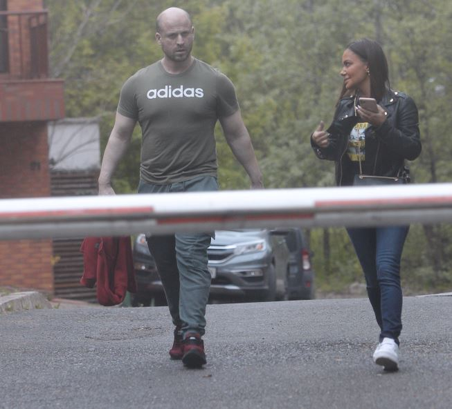 Andreea Antonescu și musculosul Dănut ies fericiți de la ședința de masaj cu bețe de bambus