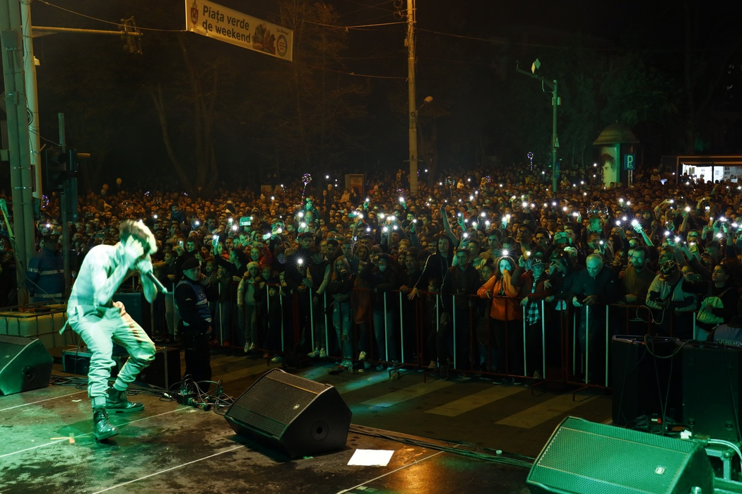Alex Velea, apariție șocantă pe scenă la Sărbătorile Iașiului. Cum a venit îmbrăcat