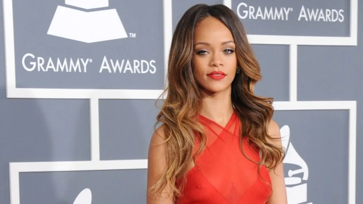La 4 ani după ce Chris Brown a snopit-o în bătaie, Rihanna a venit cu el la Grammy! Uite ce rochie transparentă a avut