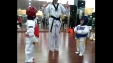 Taekwondo extrem! Uite ce lovituri de picioare isi aplica doi copii intr-o competitie de arte martiale!