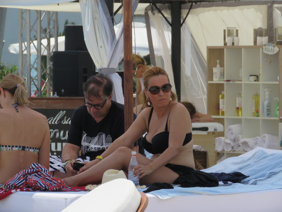 Andreea Esca, în costum de baie la plajă