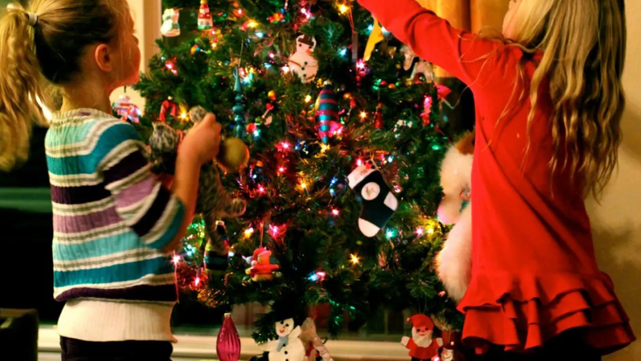 O, brad frumos... Vă vindem pontul: trucuri ca să-ţi decorezi super-tare pomul de iarnă!