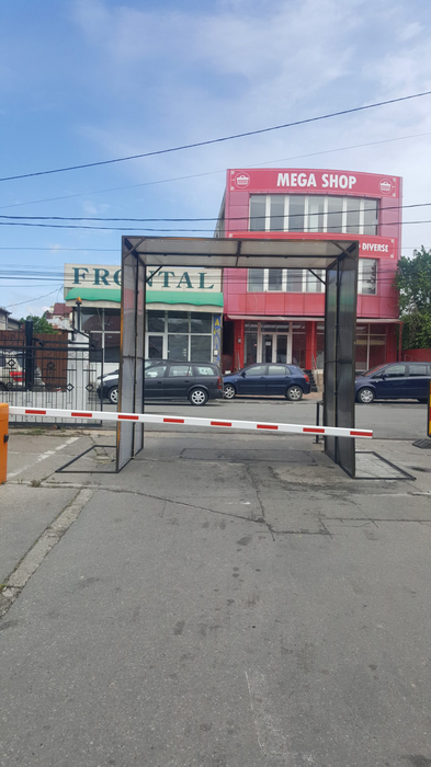 Chiar și bolnav, craioveanul construiește tuneluri de dezinfecție