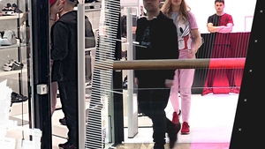 Prezentatorul de la ”iUmor”, gesturi obraznice la shopping  cu ”Kim Basinger de România”