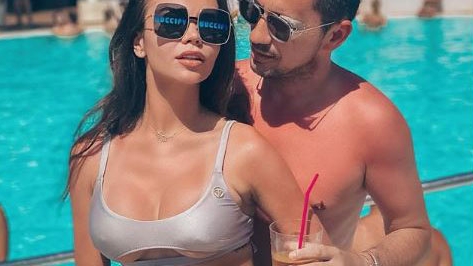 Denisa Hodișan și iubitul ei, fotografiați complet dezbrăcați în cadă! Dezvăluirea intimă făcută despre Flick, după ce s-a testat de coronavirus