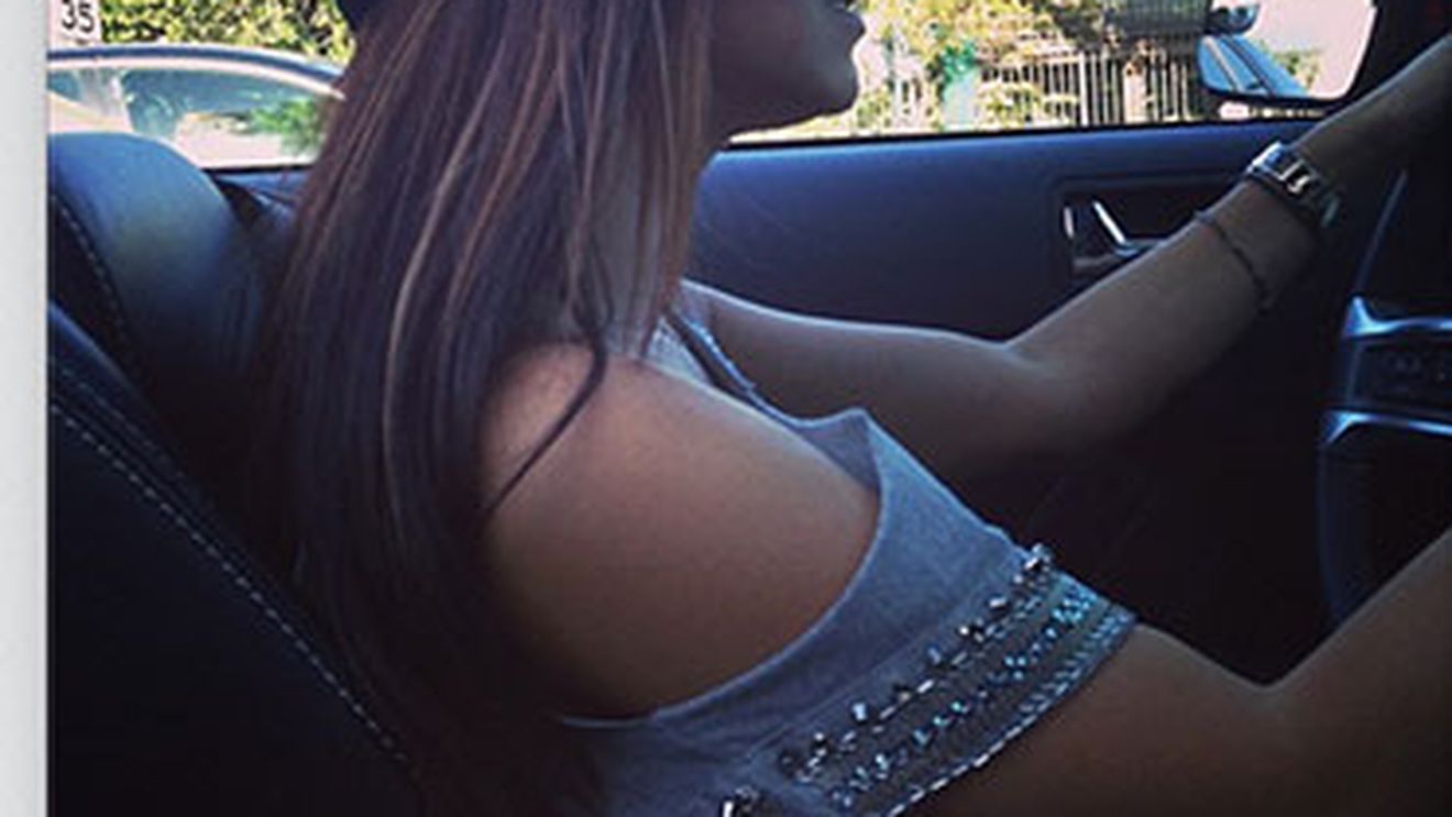 Semn ca nu se prea pricepe la sofat? Inna a iesit la alergat, dar masina pare ca si-a "sifonat"!