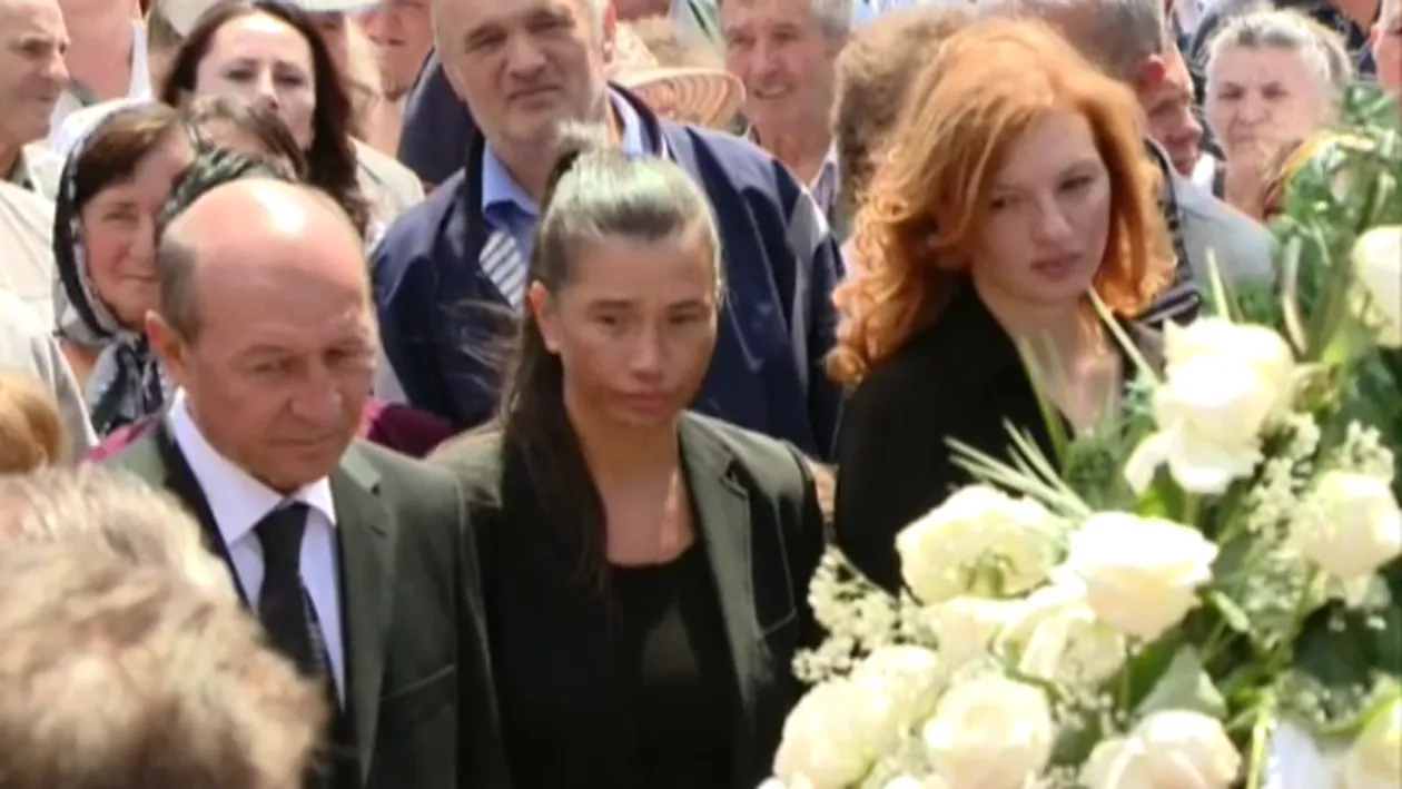 Transformare socanta a Elenei Basescu! Medicii explica ce s-a intamplat cu mezina fostului presedinte dupa ce a aparut ASA