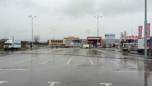 A fost haos în București! Disperați să-și facă provizii, românii au luat cu asalt hypermarket-urile