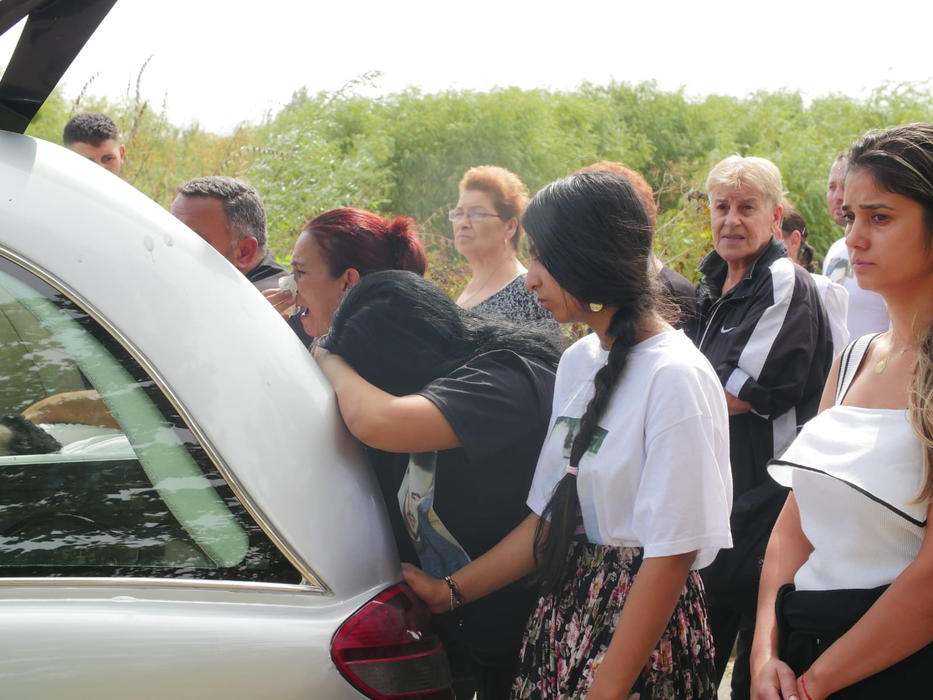Mama lui Dany Vicol, transfigurată de durere! Ce striga lângă sicriul fiului ei. IMAGINI EXCLUSIVE