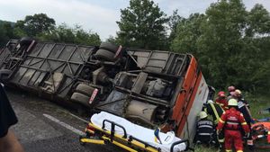 Un autocar cu 33 de persoane s-a răsturnat pe breteaua de ieşire de pe A1. Care este bilanțul răniților