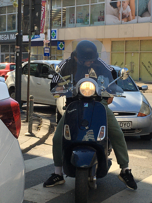 Puya, așa cum nu l-ai mai văzut: pe scuter, pe străduțele aglomerate din București