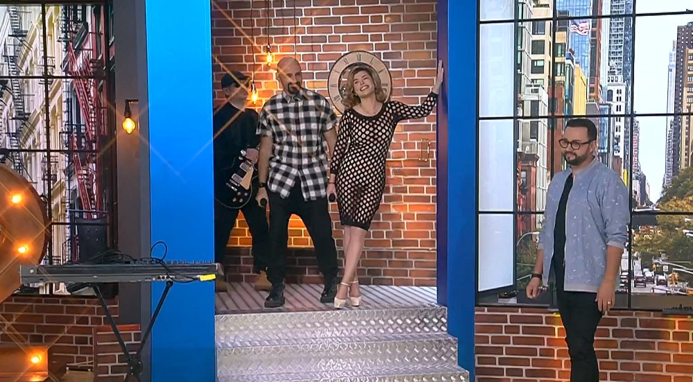 Loredana Groza, cu zonele intime la vedere în direct la Pro TV, în emisiunea lui Cătălin Măruță